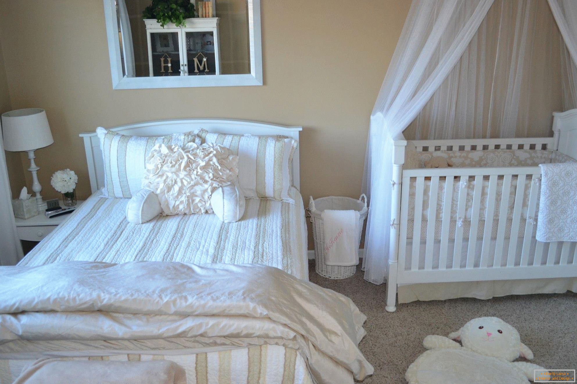 Sand Wände und weiße Möbel im Schlafzimmer