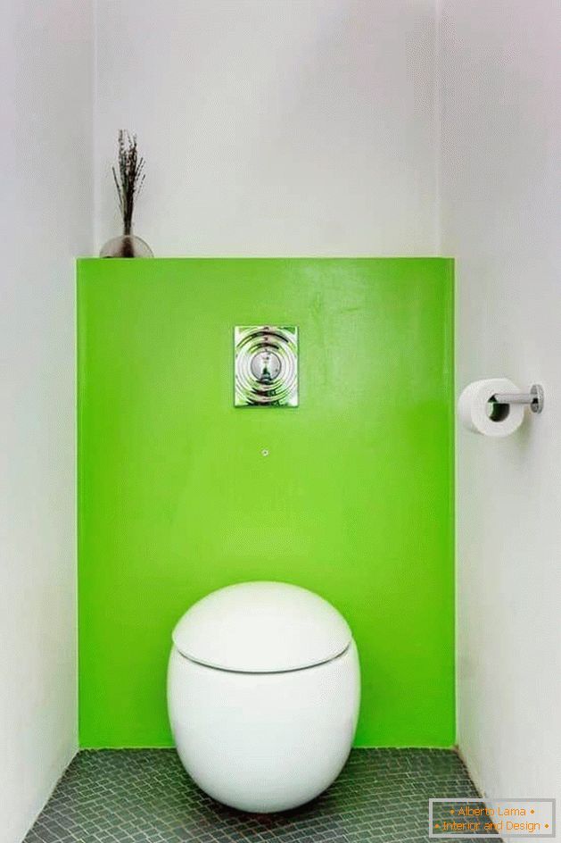 Eine kleine Toilette in Weiß mit einer Toilettenschüssel von ungewöhnlicher Form