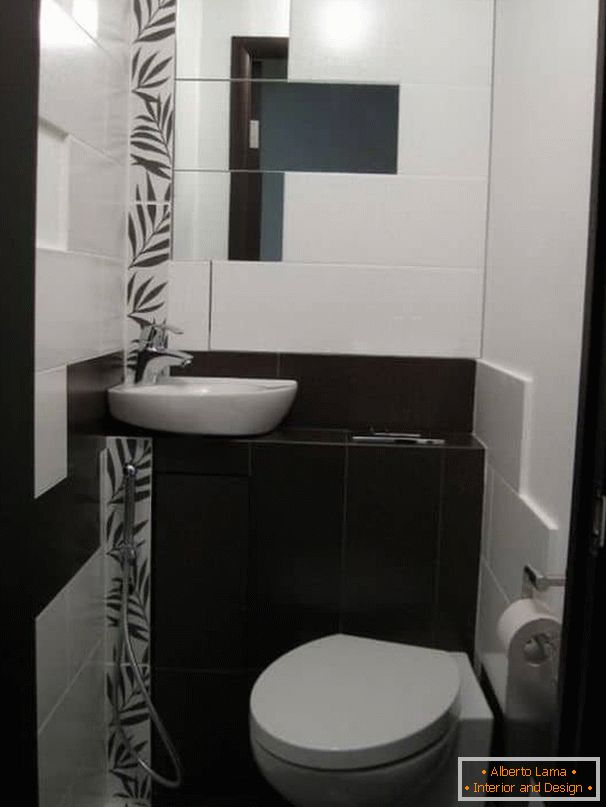 Toilette im Hi-Tech-Stil mit hygienischer Dusche