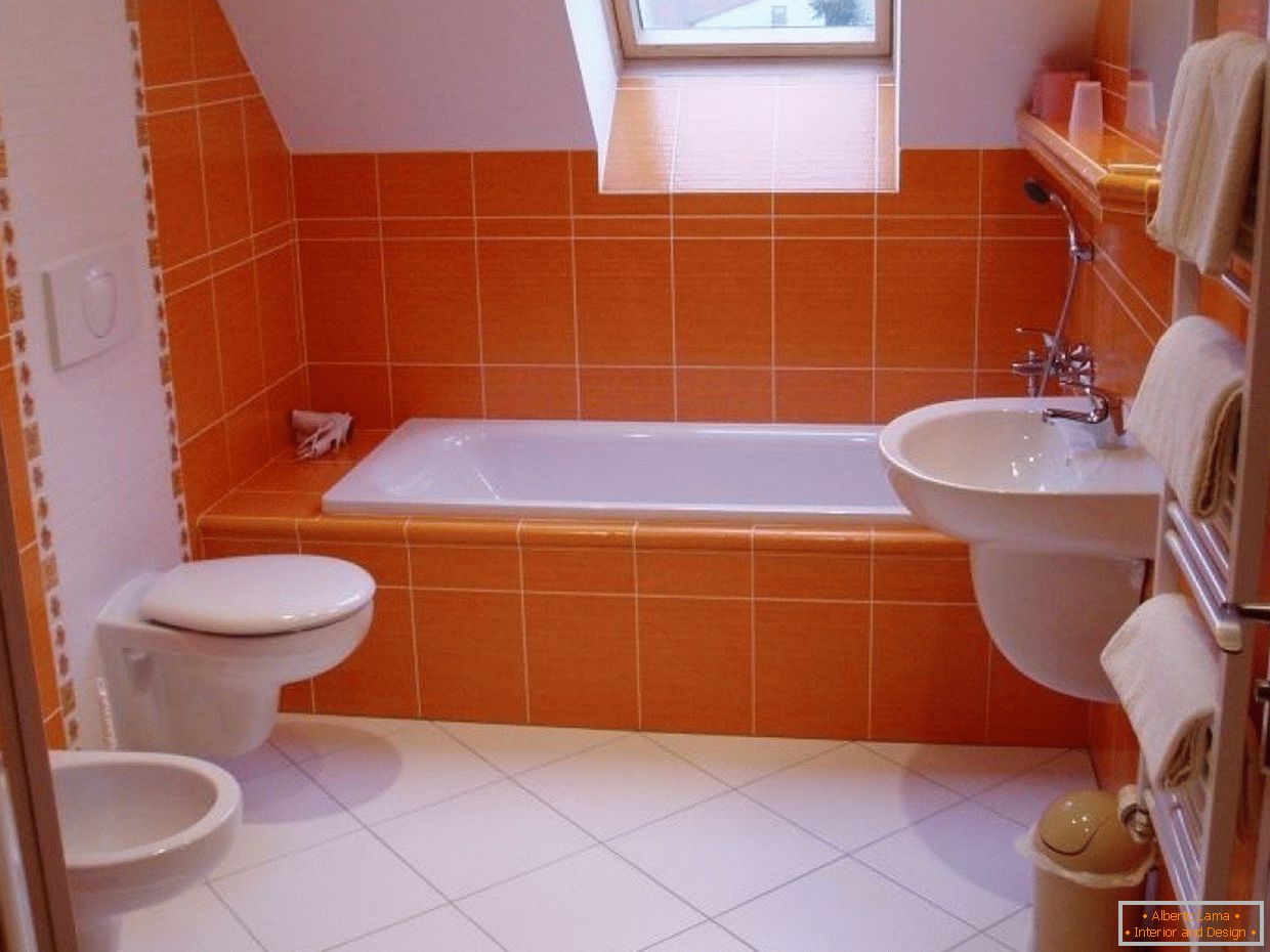 Orange Badezimmer mit einem kleinen Fenster