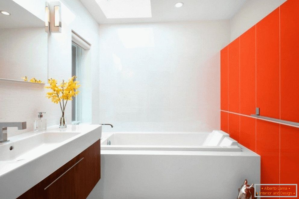 Orange-weißer Badezimmerinnenraum