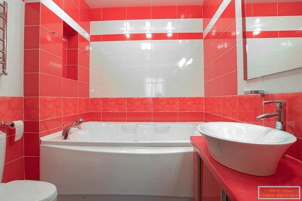 Weiße und rote Fliesen im Badezimmer