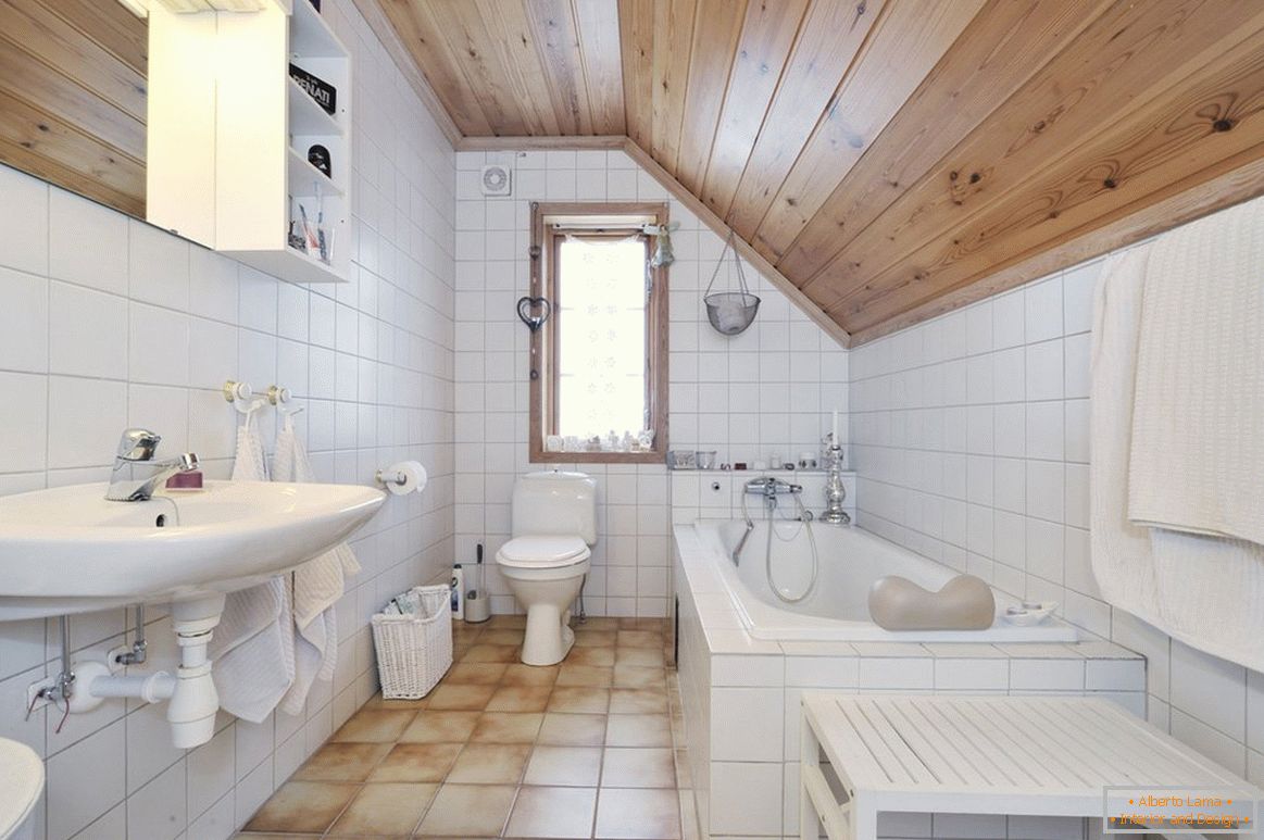 Badezimmer im Dachgeschoss in einem privaten Haus