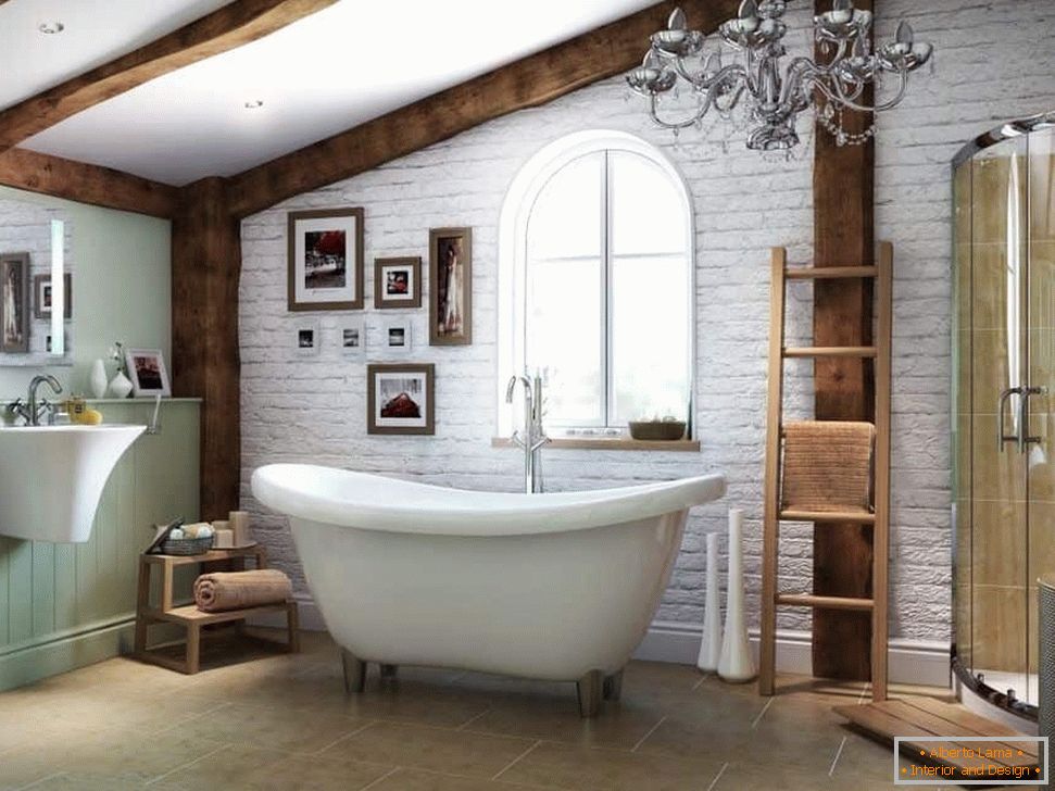Badezimmer mit Holzbalkendecken und weißen Ziegeln