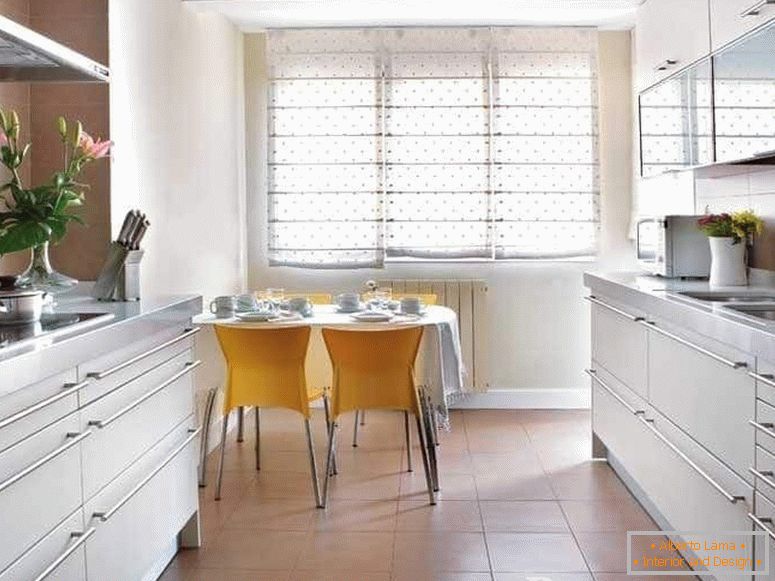 Design der länglichen Küche 12 кв м с окном