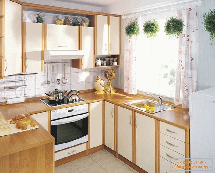 Bescheidene Küche auf 12 Plätzen des Lebensraums. Um Platz unter der Arbeitsfläche zu sparen, wird eine Fensterbank verwendet.