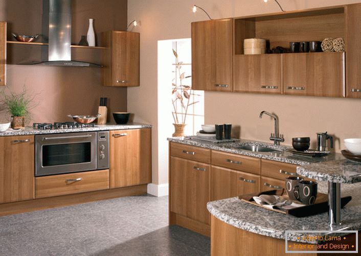Hellbrauner Satz Naturholz für einen Küchenbereich von 12 Quadratmetern. Die eingebaute Technik ermöglicht Platz zu sparen.