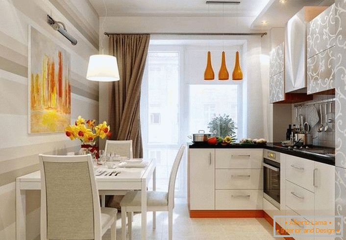 Stilvolles Design für Kücheninterieur 12 Quadratmeter. Akzente aus Orange machen den Raum wärmer.