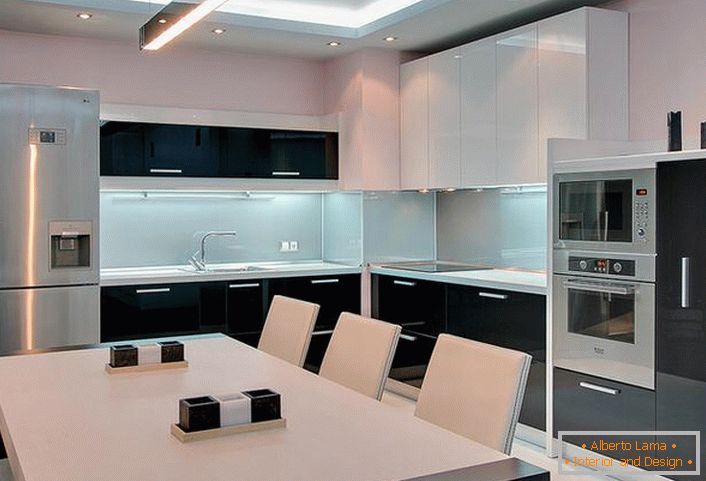 Weiß-schwarze Küche mit Einbaugeräten - das richtige Design-Projekt für einen kleinen Raum.