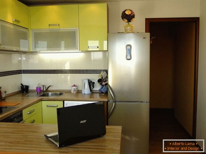 Stilvolle Küche von 12 Quadratmetern von zarten Oliven Farbe. Der Küchenbereich ist praktisch und funktional organisiert.