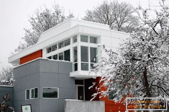 Design eines privaten Hauses in High-Tech-Stil und verschiedenen Farben