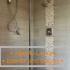 Ein Einsatz aus Natursteinen im Design eines Duschraumes