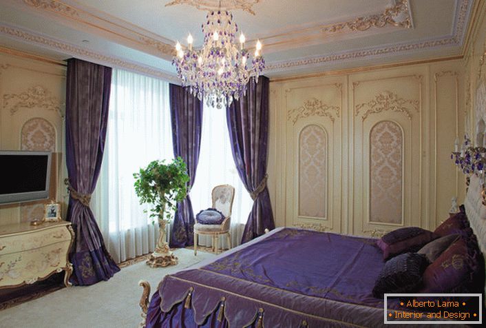 Um ein Schlafzimmer im barocken Stil zu gestalten, verwendete der Designer dunkelviolette Akzente.