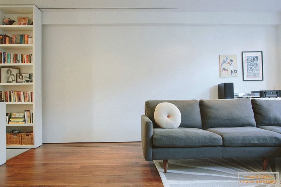 Ein geräumiges, stilvolles, stilvolles Maisonette-Wohnzimmer in Manhattan