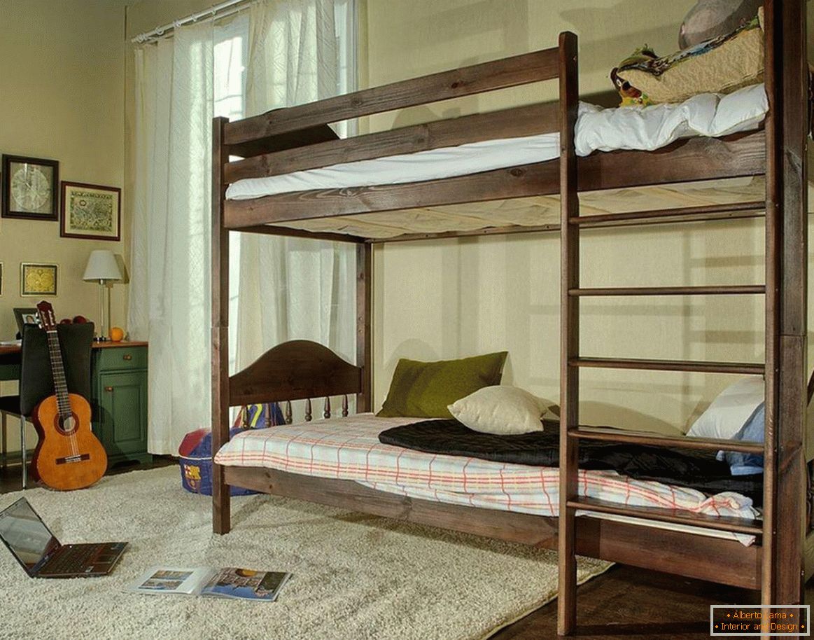 Ein Zimmer für einen Teenager mit einem Etagenbett aus Holz