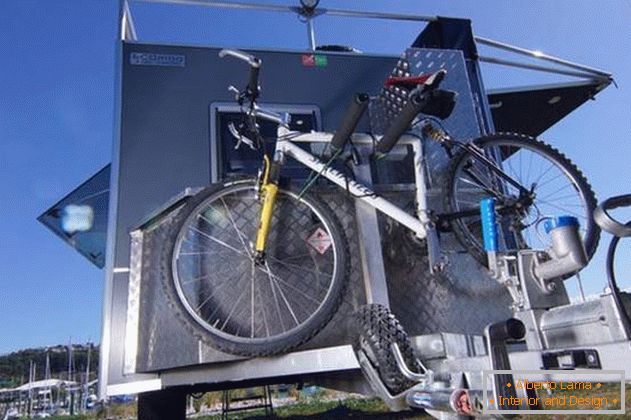 Mini-Haus auf Rädern: an der Rückwand befindet sich ein Fahrrad