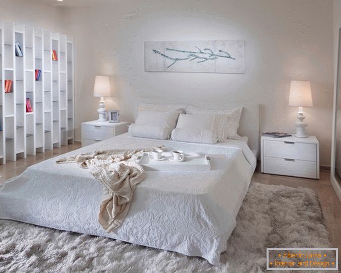 Schlafzimmer in weißer Farbe