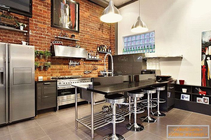 Stahl, Chrommöbel passen perfekt in die Küche im Loftstil. Richtig organisierter Raum ist nicht nur praktisch und funktional, sondern auch gemütlich.