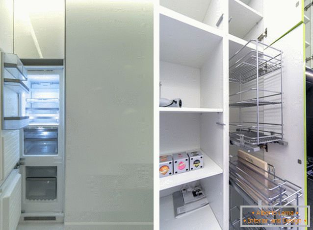 Moderner Kühlschrank im Inneren der Küche