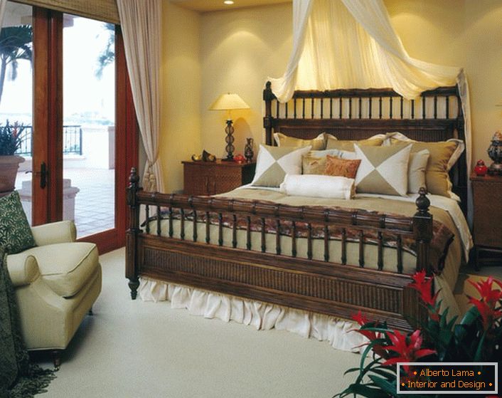 Luxuriöses Bett im Schlafzimmer im Stil des Eklektizismus. Baldachin über dem Bett, leichte Vorhänge an den Türen zur Veranda machen das Zimmer gemütlich und romantisch. 