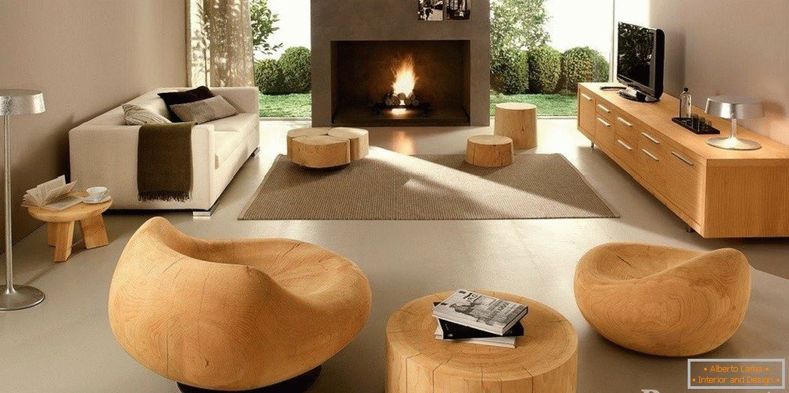 Holzstühle und ein Tisch aus Massivholz