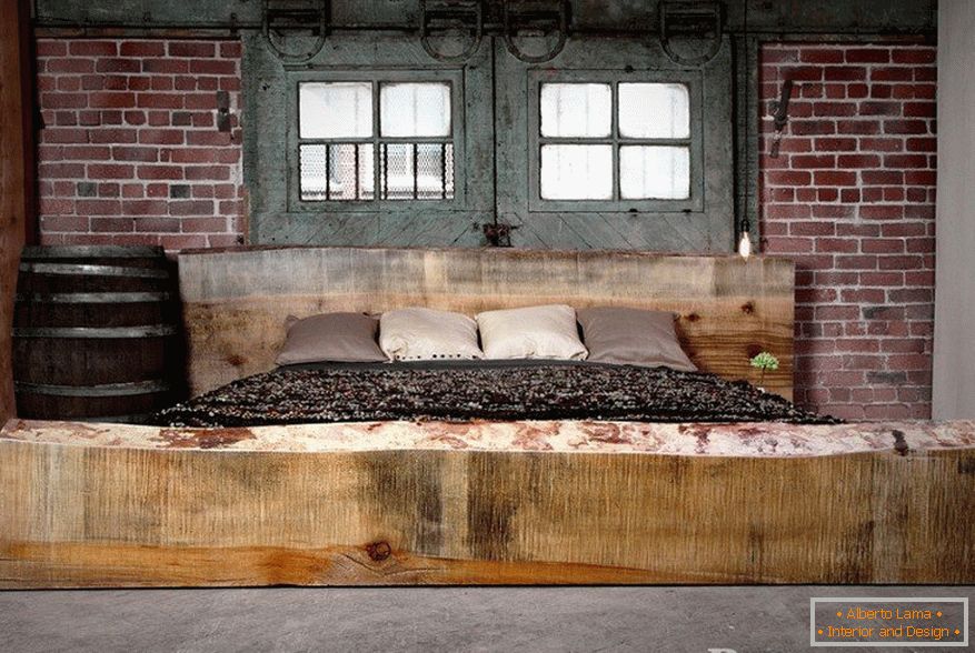 Bett aus unbehandeltem Holz