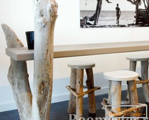 Hocker und Tisch mit Beinen aus Baumstämmen
