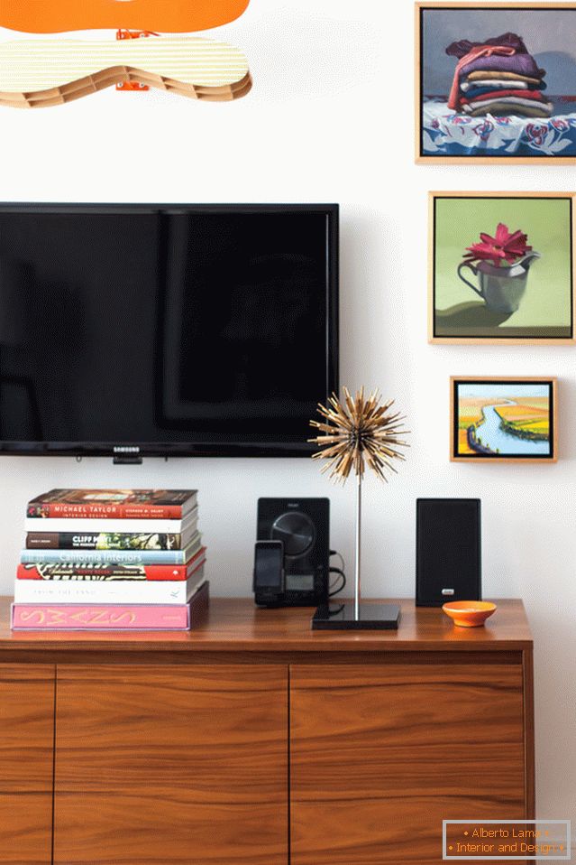 TV über der Konsole im Wohnzimmer einer kleinen Wohnung in San Francisco