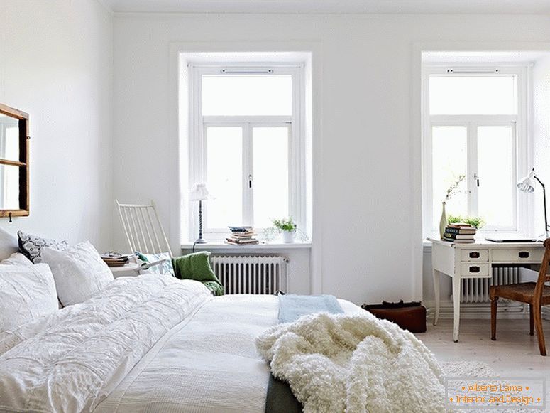 Innenraum einer modernen Schlafzimmerwohnung in Schweden