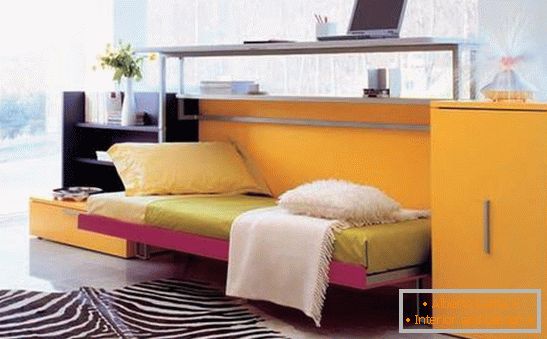 Einfarbige Möbel im Wohnzimmer