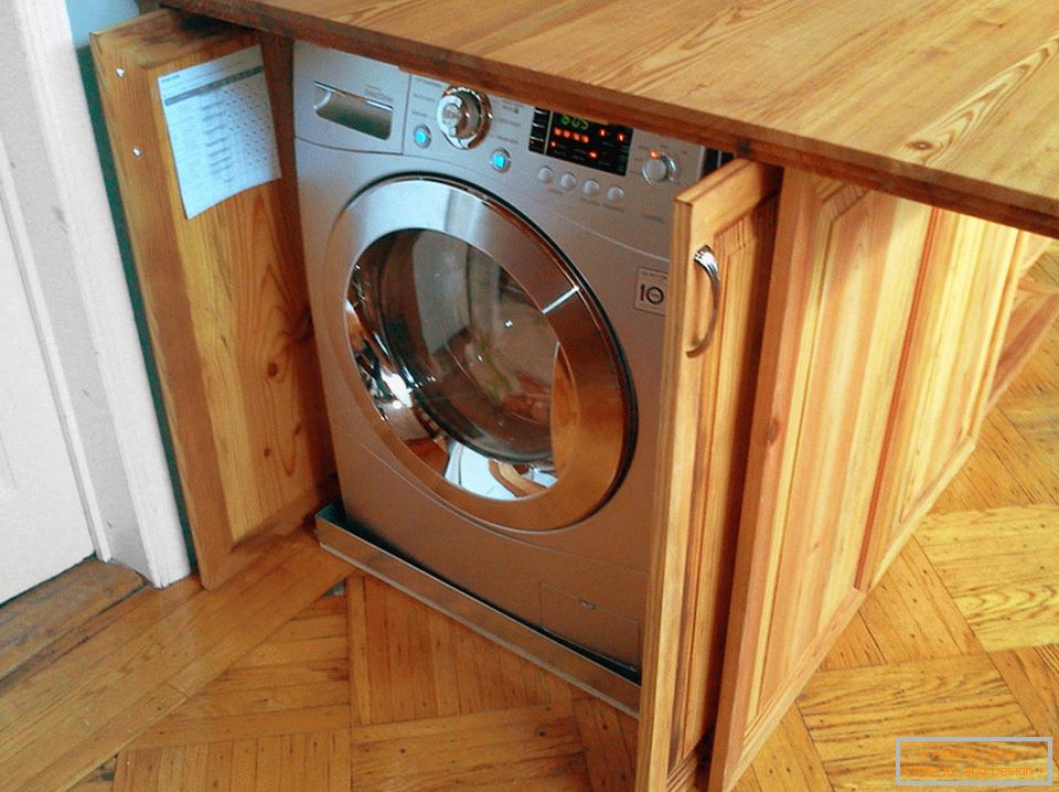 Eingebaute Waschmaschine in der Kücheninsel