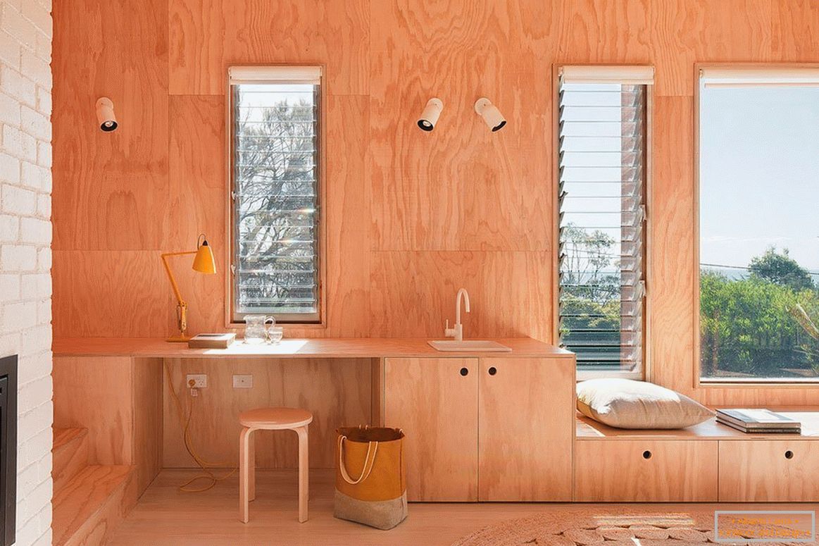 Zimmer mit Sperrholz an den Wänden