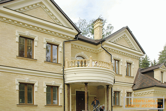 Fassade von Häusern mit Polyurethanstuckdekoration