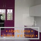 Design einer weißen und lila Küche mit einem Fenster