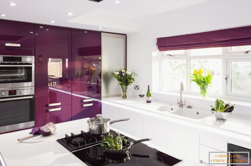 Design einer geräumigen violett-weißen Küche