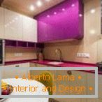 Design der violetten Küche с подсветкой