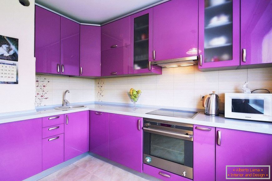 Violettes Küchendesign der Ecke