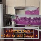 Design einer kleinen lila Küche с цветочными вставками
