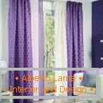 Weiße und violette Vorhänge im Inneren des Wohnzimmers