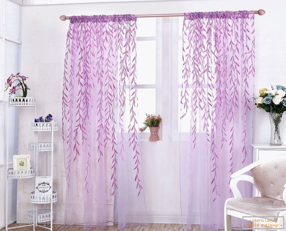 Blumendruck auf lila Vorhängen