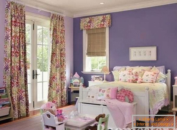 Kinderzimmer in lila Blumen