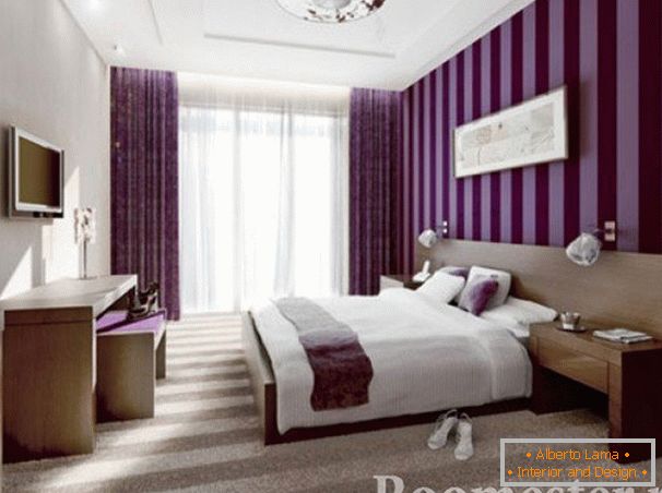 Schlafzimmer mit Tapeten in lila Streifen