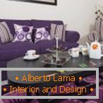 Ein gemütliches Interieur des Wohnzimmers in violetten Möbeln