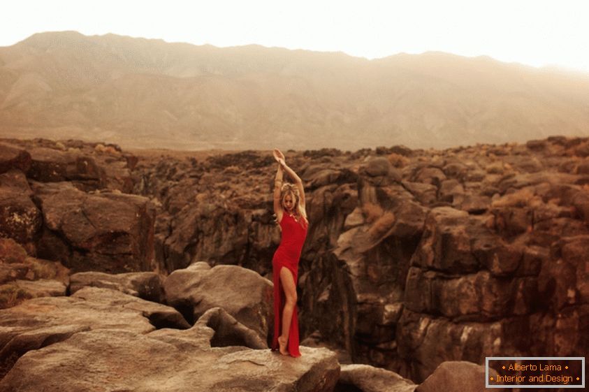 Hannah Kirkelie in einem sexuellen Fotoshooting in der Wüste