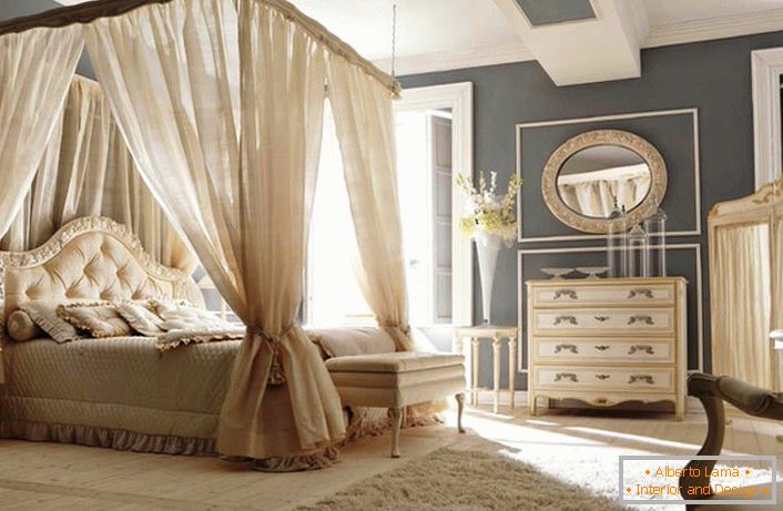Ein großes Himmelbett im barocken Schlafzimmer.