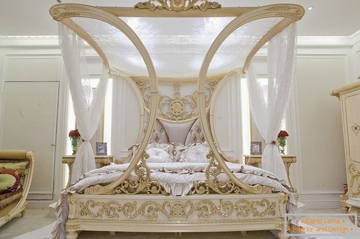 Ein luxuriöser Baldachin im Schlafzimmer im Barockstil. Ausgezeichnetes Designprojekt für ein Familienschlafzimmer.