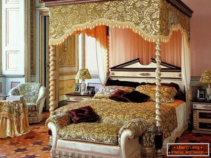 Elegantes geräumiges Schlafzimmer mit Baldachin über dem Bett.