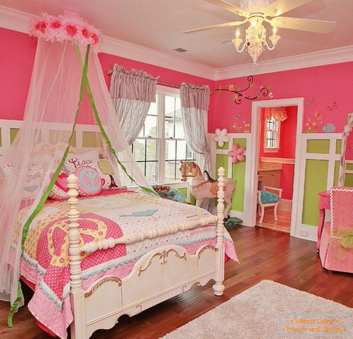 Helles, fabelhaftes Schlafzimmer für ein Baby.