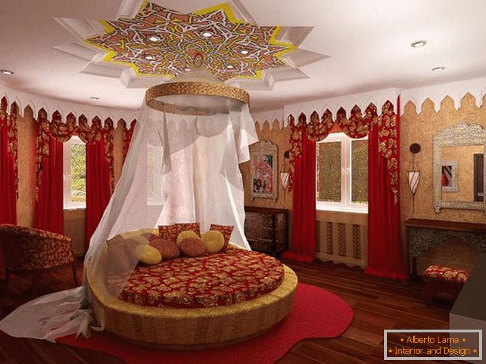 In der Mitte der Komposition befindet sich ein rundes Bett unter dem Baldachin. Die Aufmerksamkeit zieht die Decke an, die interessant über dem Bett dekoriert ist.