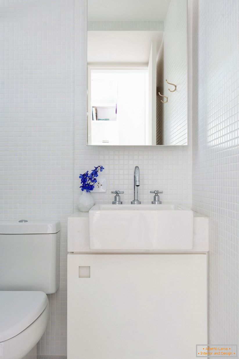 Badezimmer in weißer Farbe